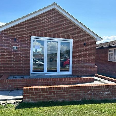 A New Built Brick Chalet Лейсдаун-он-Сі Екстер'єр фото